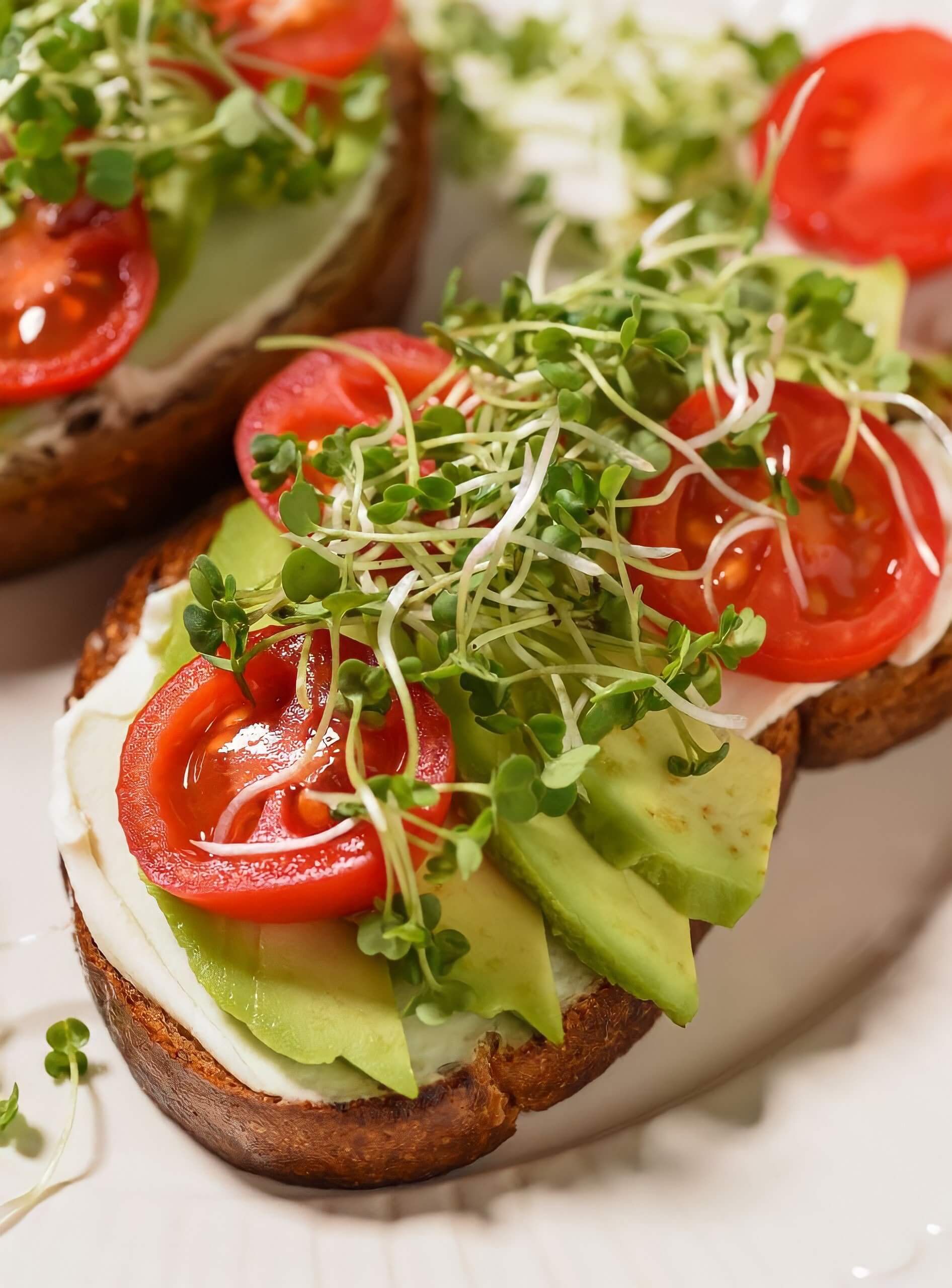 Kiełki - mikroliście brokuła na kanapce