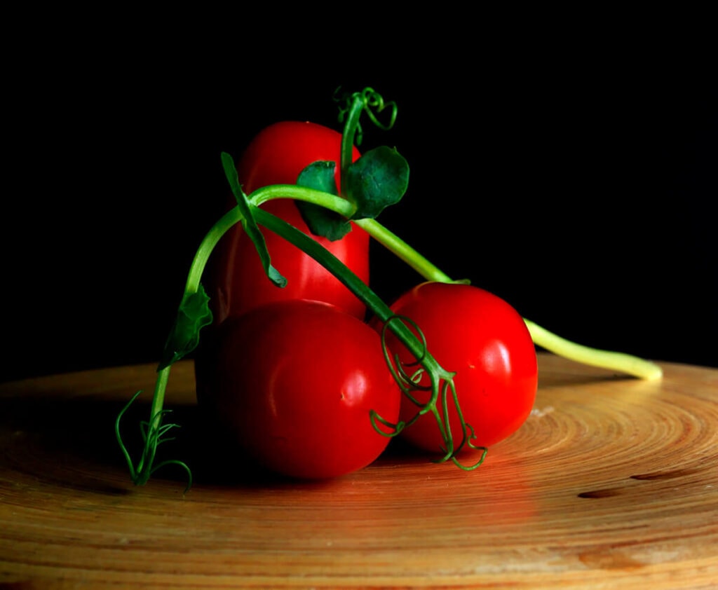 Siewka groszku artystycznie z pomidorkami na desce