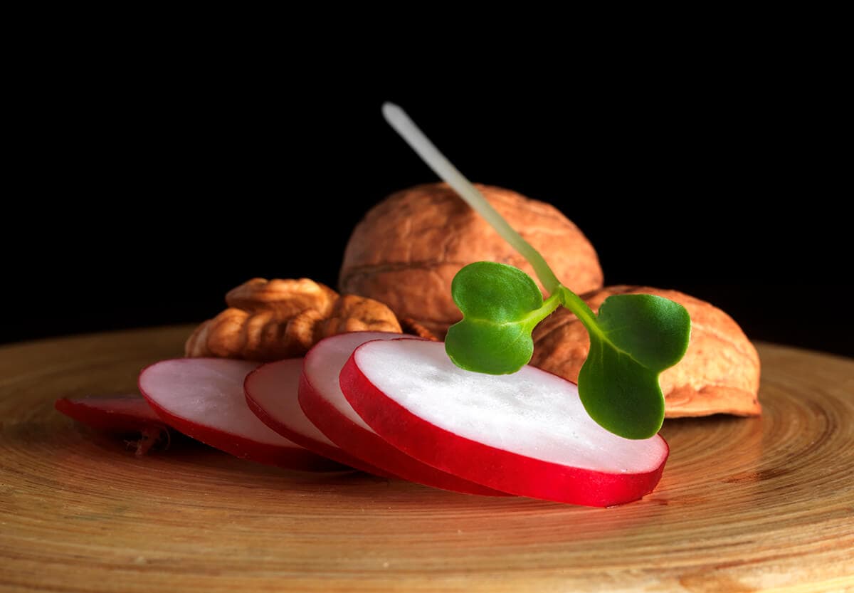 Mikroliście rzodkiewki na tle orzecha