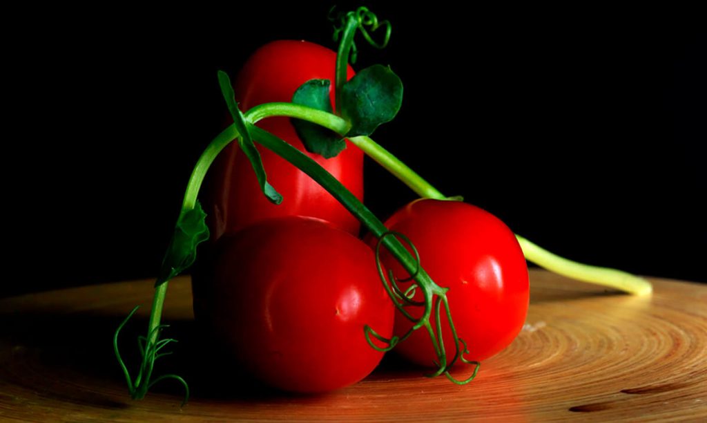 Siewka groszku artystycznie z pomidorkami na desce